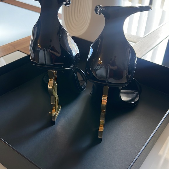 SAINT LAURENT OPYUM SANDALS IN PATENT LEATHER WITH GOLD-TONE HEEL - Picture 6 of 8